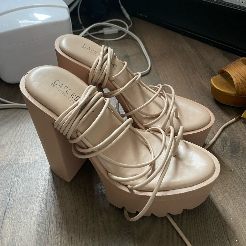 Cape Robbin Platform Heels - Picture 2 of 4